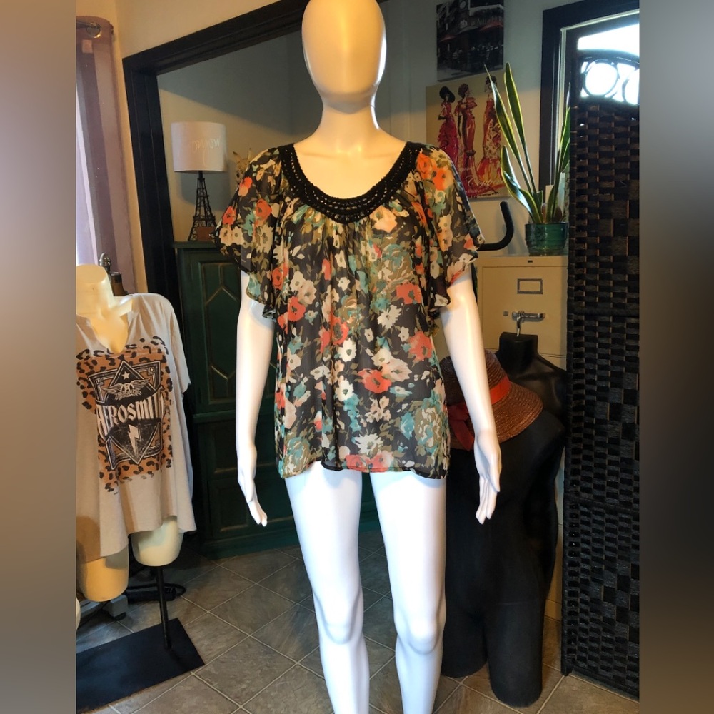 Floral Black Blouse with Crochet Detail brand: jules & james
